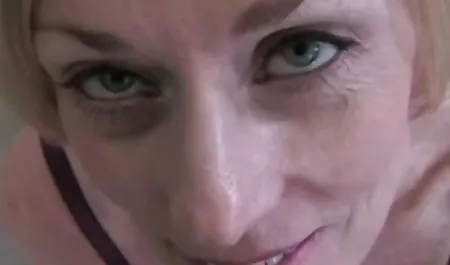 Sayang cantik live bokep terbaru menawarkan hubungan intim ke pedagang pengembara