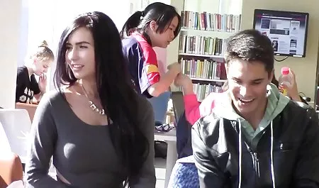 Manis bokep barat baru 2018 dekat air terjun membelai vaginanya yang basah