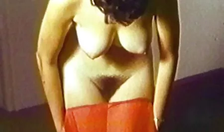 Brunette Kimberly menjilat cum situs sex terlaris dari cawan