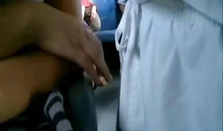Si pirang ini bergegas pulang kerja, dan tidak ada yang menunggunya di rumah. Jadi bayi senang ketika seorang pria muda yang bokep barat pengantin baru baik berbicara dengannya