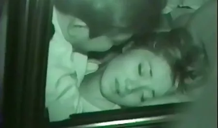 Brunette imut menerima perhiasan sebagai hadiah dan langsung meleleh, kini kekasih bisa melakukan apa saja dengannya, bahkan bercinta bikep pengantin baru di pantat