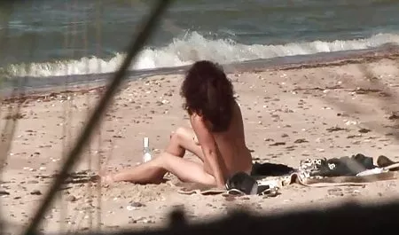 Brunette cantik dengan wajah cantik berjemur di tempat tidur, memamerkan bentuk montoknya, dia lelah dengan terbaru 2018 bokep kesenangan, menyentuh klitoris