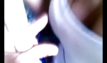 Dua gudang bokep baru ranting berdada melompat pada satu kontol