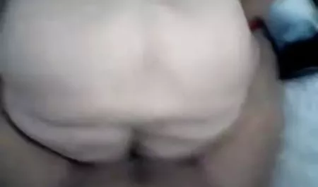 Menyebarkan kakinya di depan webcam, wanita bokep 2018 gratis jalang muda dengan lembut membelai vaginanya yang dicukur
