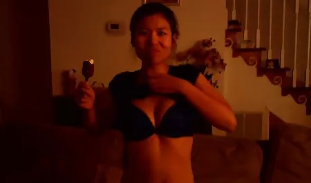 Negro dengan potongan bokep jilbab terbaru 3gp rambut liar di Skype meraba penisnya