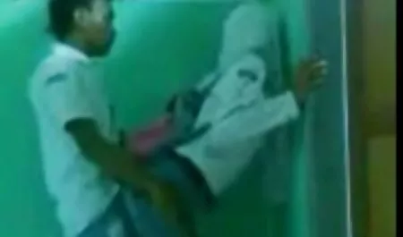 Pirang muda mencuci diri di kamar bokep terbaru asian mandi