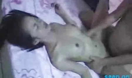 Ebony mengisap ayam bokep semok terbaru di rumah kaca