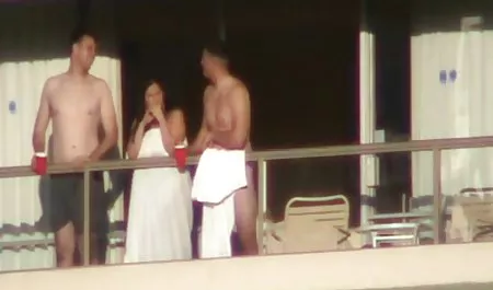 Seorang gadis seksi dengan payudara besar dan lezat, segera setelah kembali dari perguruan tinggi, duduk di tepi kolam musim panas, di mana tangannya yang nakal dengan mesum bokep terbaru manisnya mengusir vaginanya yang basah yang berakhir dengan keinginan.