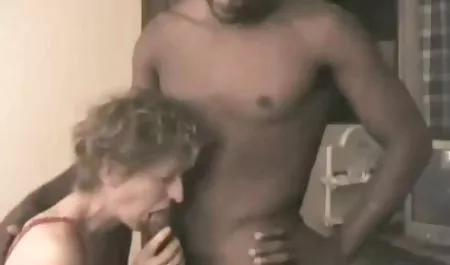 Seorang gadis muda yang cantik cantik bertemu dengan pria kesayangannya dari pekerjaan dalam setelan erotis, kelinci playboy dan, pada awalnya, mengelus wortel kerasnya dengan bibir elastis, dengan warung bokep terbaru penuh semangat memberinya vagina elastis