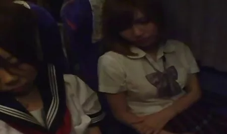 Siswa berusia 18 tahun meminyaki anggota bokep maria ozawa terbaru dan melakukan masturbasi