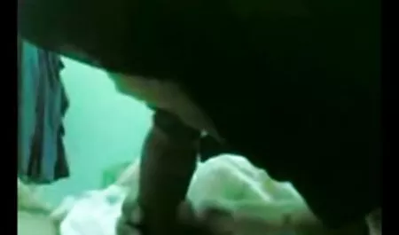Pria itu pertama-tama dengan colmek terbaru bersemangat menjilat si pirang, dan kemudian menidurinya di tempat tidur dalam berbagai pose dan berakhir dengan banyak di wajahnya yang cantik.