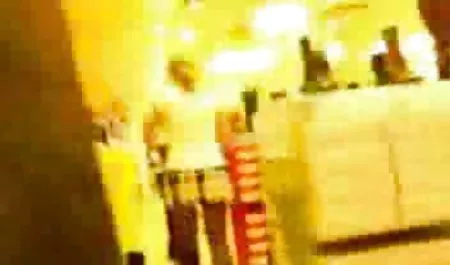 Ibu mencuci putranya bokef terlaris yang sudah dewasa di kamar mandi, dan kemudian di dapur mengisap kemaluannya yang berat