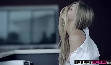 Brunette cantik vidiobokepterbaru dalam keparat setelan jala dengan laki-laki
