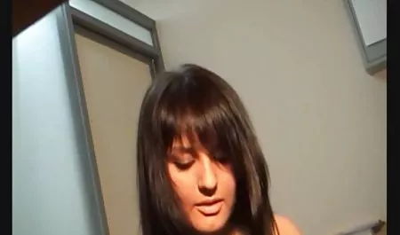 Cutie mengisap kontol di kamar mandi dan pindah ngetot terbaru ke kamar untuk berhubungan seks yang baik dengan laki-laki