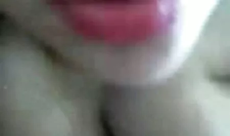 Bayi itu duduk di depan cermin, bokep suster terbaru mengagumi vaginanya, dan mulai masturbasi