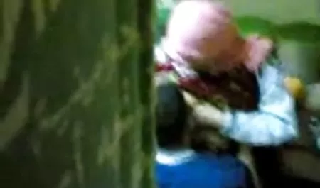 Kecantikan di pondok teman menghisap penis mereka, yang naik ke mulutnya filmbokepterbaru