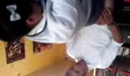 Gadis berambut bokeo jilbab terbaru merah dan seksi ini perlahan membuka pakaiannya di depan Anda, ia melepas celana putihnya di mana labia muncul, ia berbalik dan berbaring telentang untuk menyebarkan kakinya dan menunjukkan vaginanya yang dicukur.
