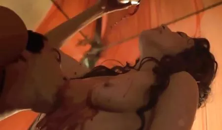 Pesta makan malam berakhir di toilet, di mana pelacur berdada membuat hisap yang sangat ngesek terbaru baik dari seorang pria panas